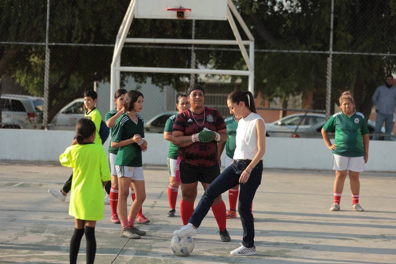 Megan Rapinoe se queda corta ante las habilidades de Claudia Sheinbaum para el fútbol