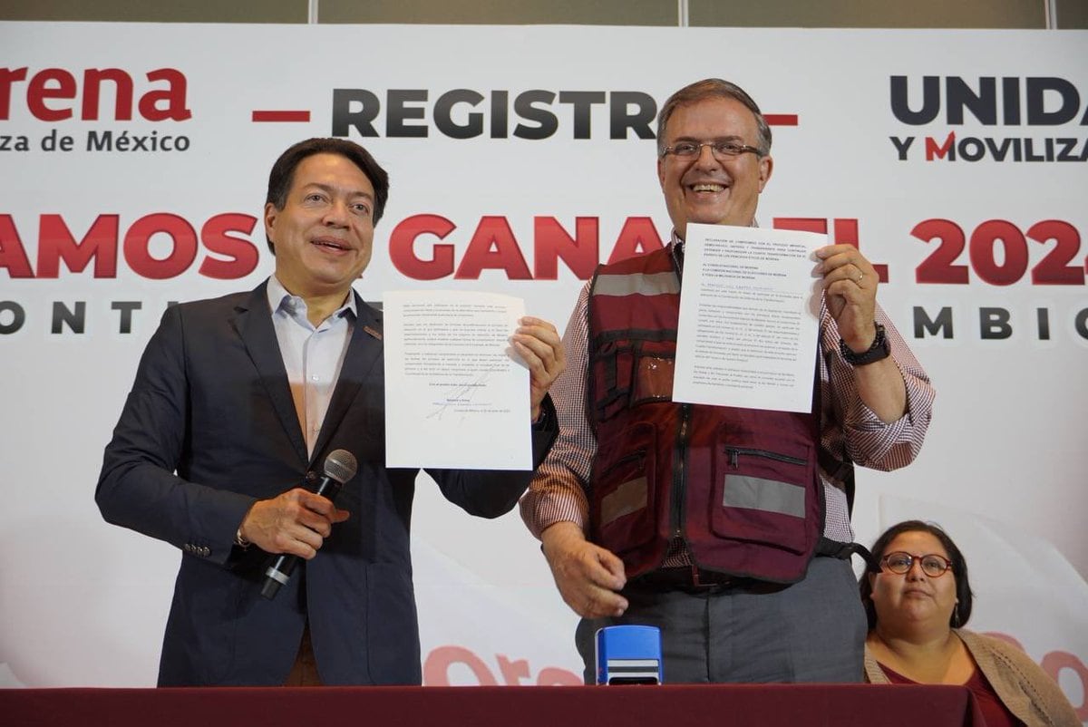 Marcelo Ebrard presume su registro en Morena junto a Mario Delgado