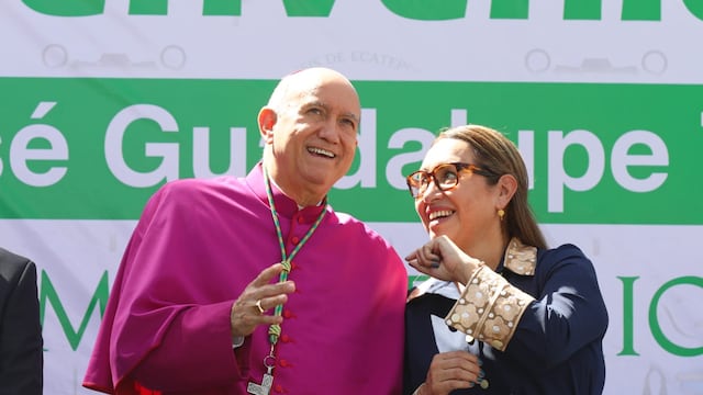 Azucena Cisneros da la bienvenida al nuevo obispo de Ecatepec.