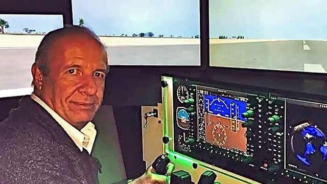 Gabriel Quesada en fotos que subió a su Face en las que aparece en aeronaves. Foto/Reforma