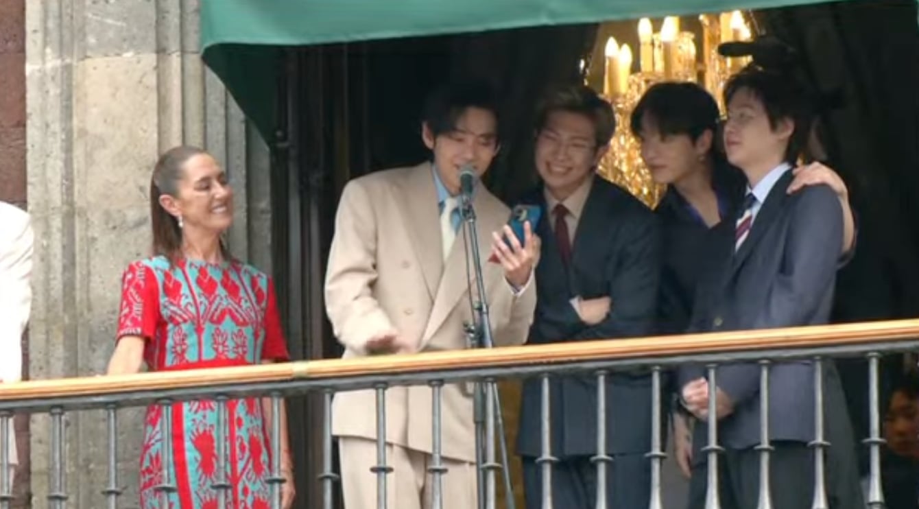 BTS saluda desde el balcón de Palacio Nacional y emociona a ARMY México