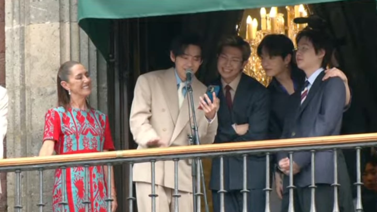BTS sale al balcón de Palacio Nacional y desata euforia entre ARMY México