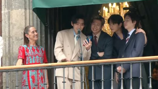 BTS sale al balcón de Palacio Nacional y desata euforia entre ARMY México