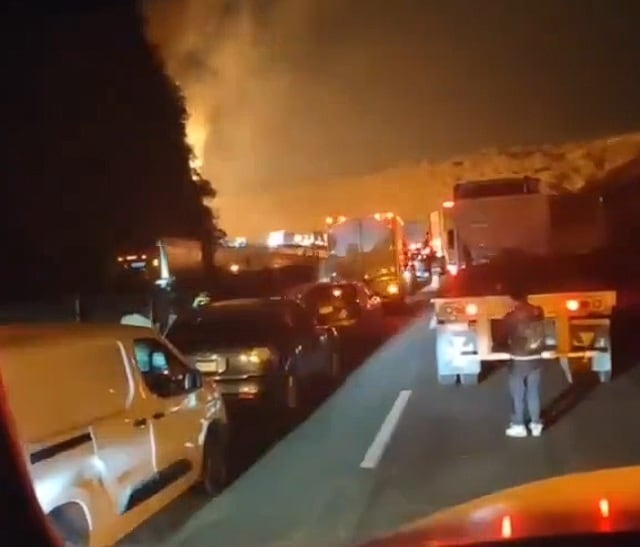 Pipa con gas explota e incendia la México-Querétaro; tráfico afectado