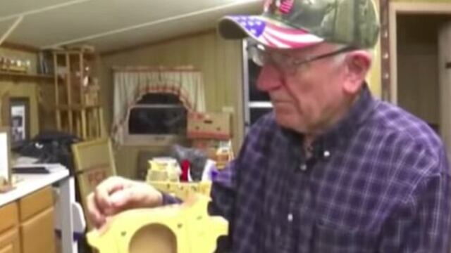 James Annis lleva 50 años fabricando juguetes que regala a niños pobres