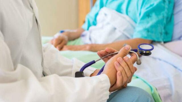 Firmé entre desvaríos un amasijo de papeles, la póliza de gastos médicos; acepté una responsiva y una autorización para ser intervenido quirúrgicamente