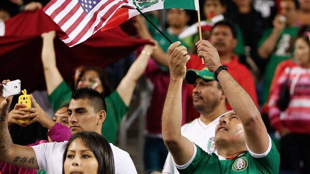 Aficionados de México y Estados Unidos durante juego en la Unión Americana.
