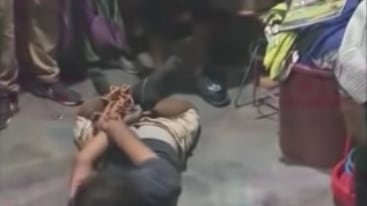 Joven queda ‘poseído’ por jugar Free Fire; lo atan de pies y manos para que no lastime a su familia (VIDEO)
