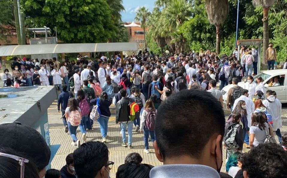 Desalojan UAEM por explosiones en varios puntos del campus