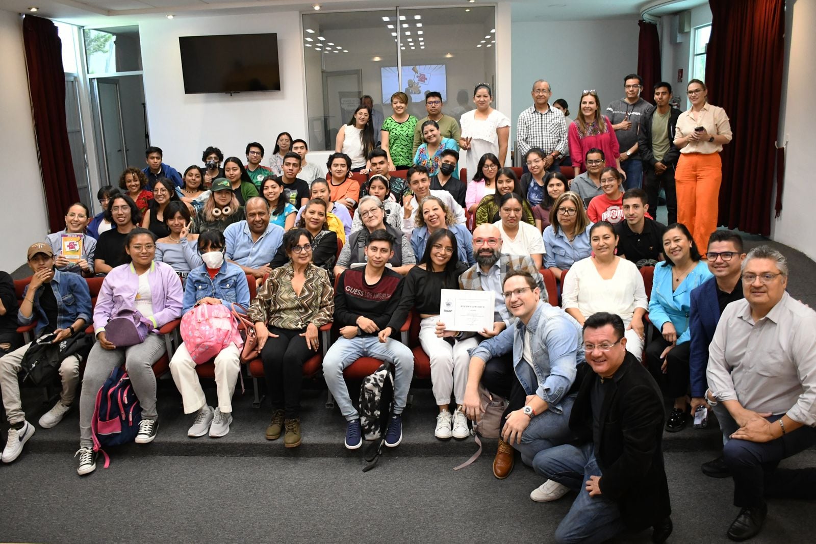 John Mejía imparte conferencia en la BUAP