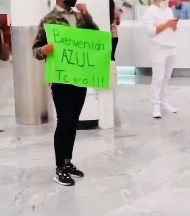 Cartel de otro hombre para su novia