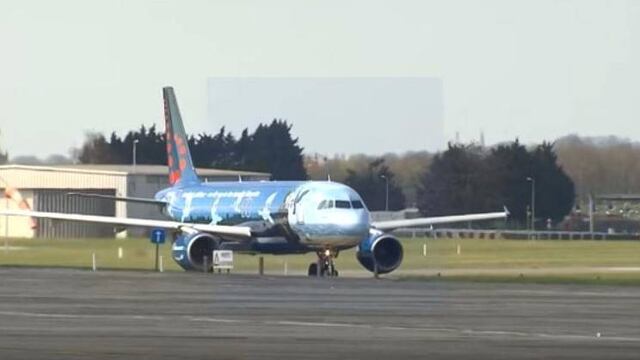 El vuelo ocurre 12 días después de los atentados en Bruselas.