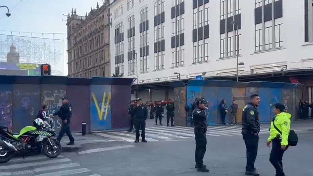 Blindan el Zócalo por marcha de la CNTE