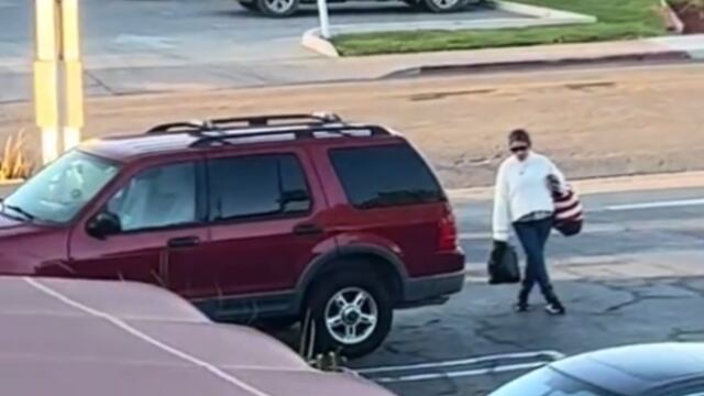 Mujer congelada en un estacionamiento de Estados