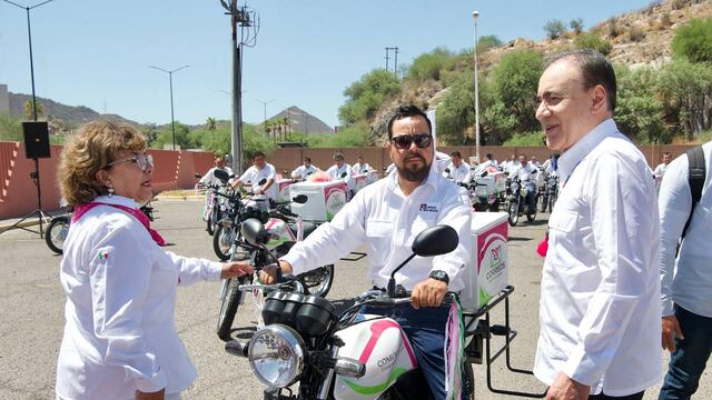 Alfonso Durazo entrega motocicletas a Sepomex