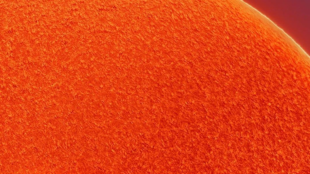 Registra explosión del Sol desde el patio de su casa