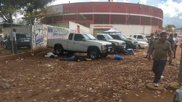Asesinan a 5 hombres en tianguis de autos en Uruapan, Michoacán