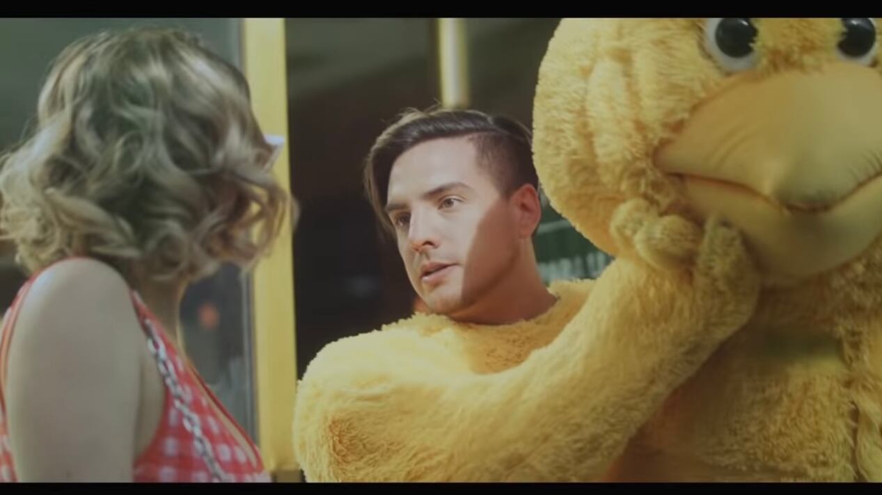 Vadhir Derbez estrena su nueva canción ‘Luna’, vestido con botarga de pollo