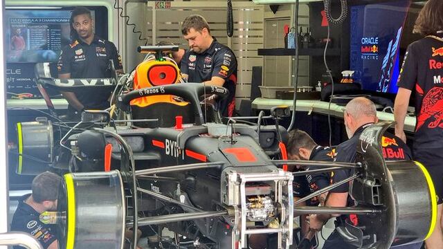 Mecánicos trabajando en el DRS y la unidad de potencia de Verstappen