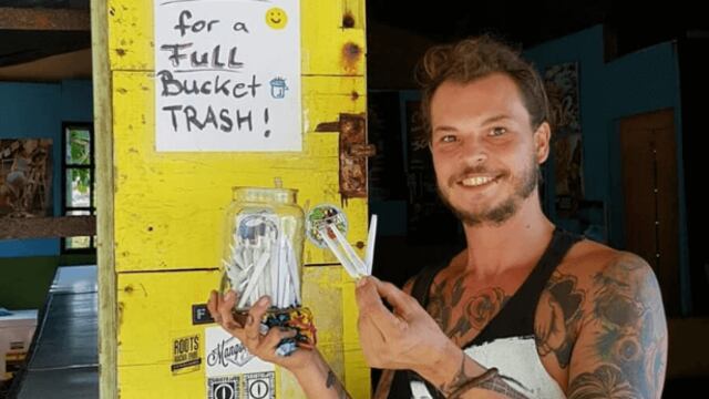 Marian Erbach regala mariguana a turistas que recojan basura.