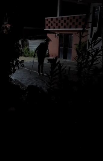 Asusta a sus vecinos con silbato azteca