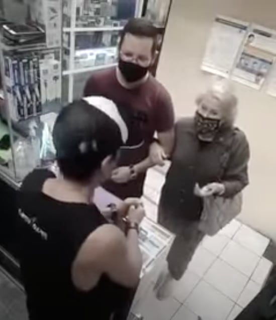 Abuelita lleva a reparar su celular