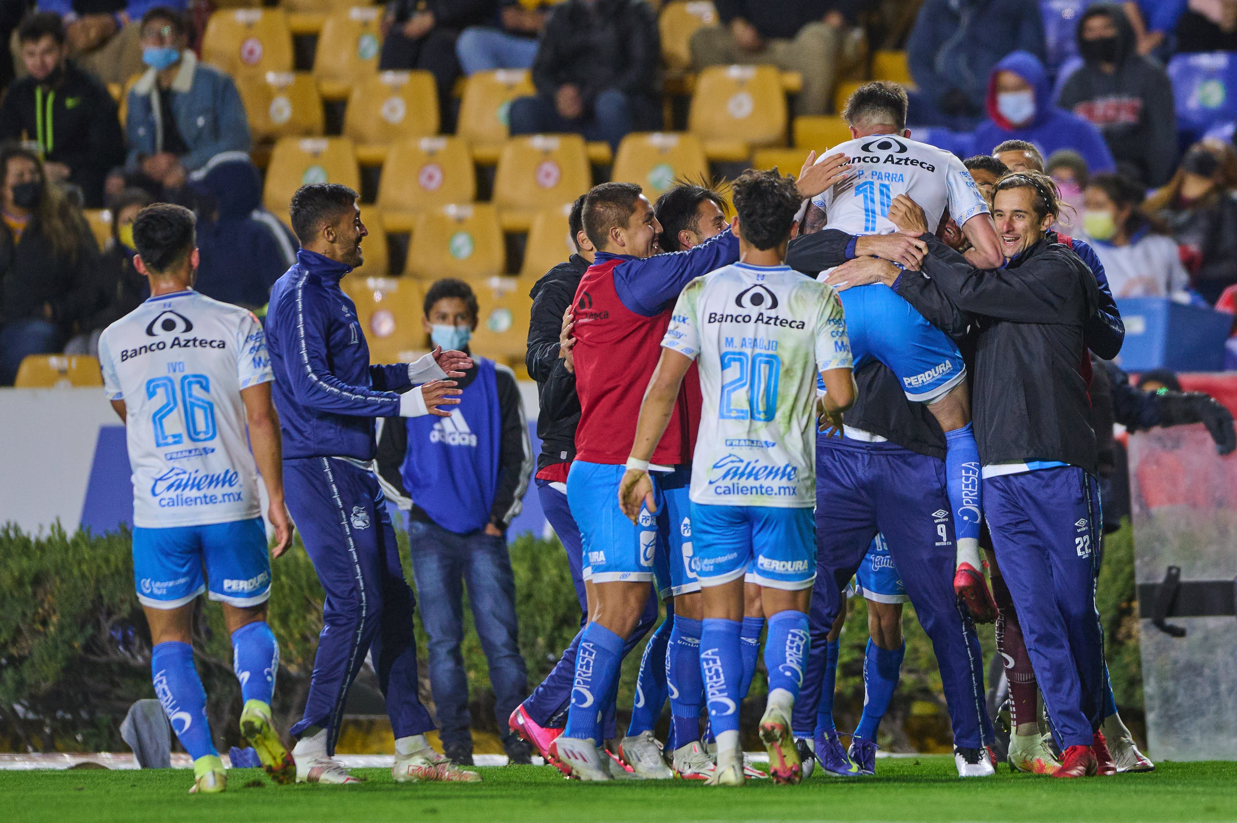 Club Puebla festeja gol ante Club Tigres