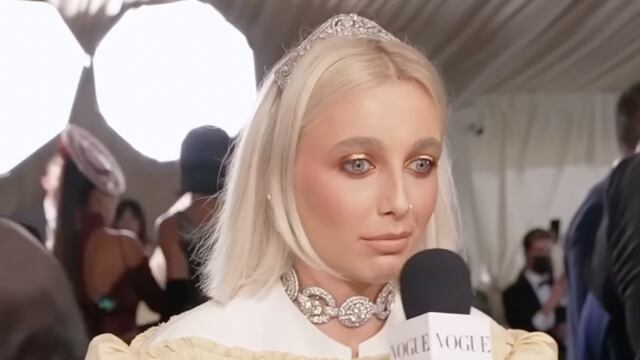 VIDEO: La youtuber Emma Chamberlain quedó estupefacta en la MET Gala 2022