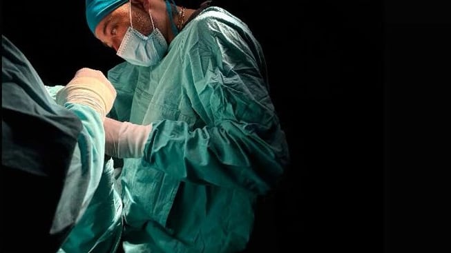 ¿Quién es Carlos Ortigoza Sequeiros? El doctor denunciado por la cirugía a una menor