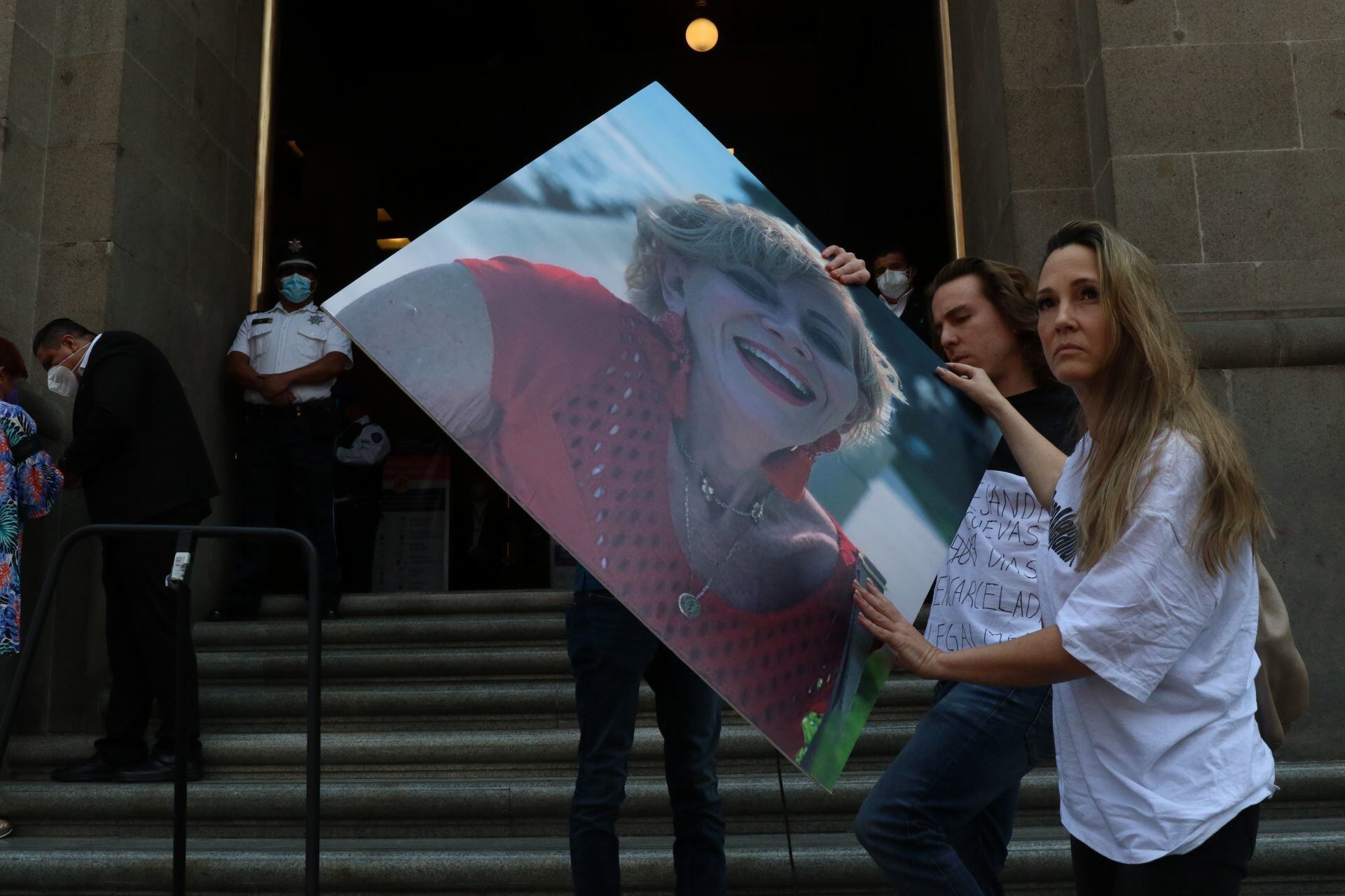 Familia de Alejandra Cuevas afuera de la SCJN