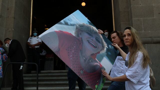 Familia de Alejandra Cuevas afuera de la SCJN