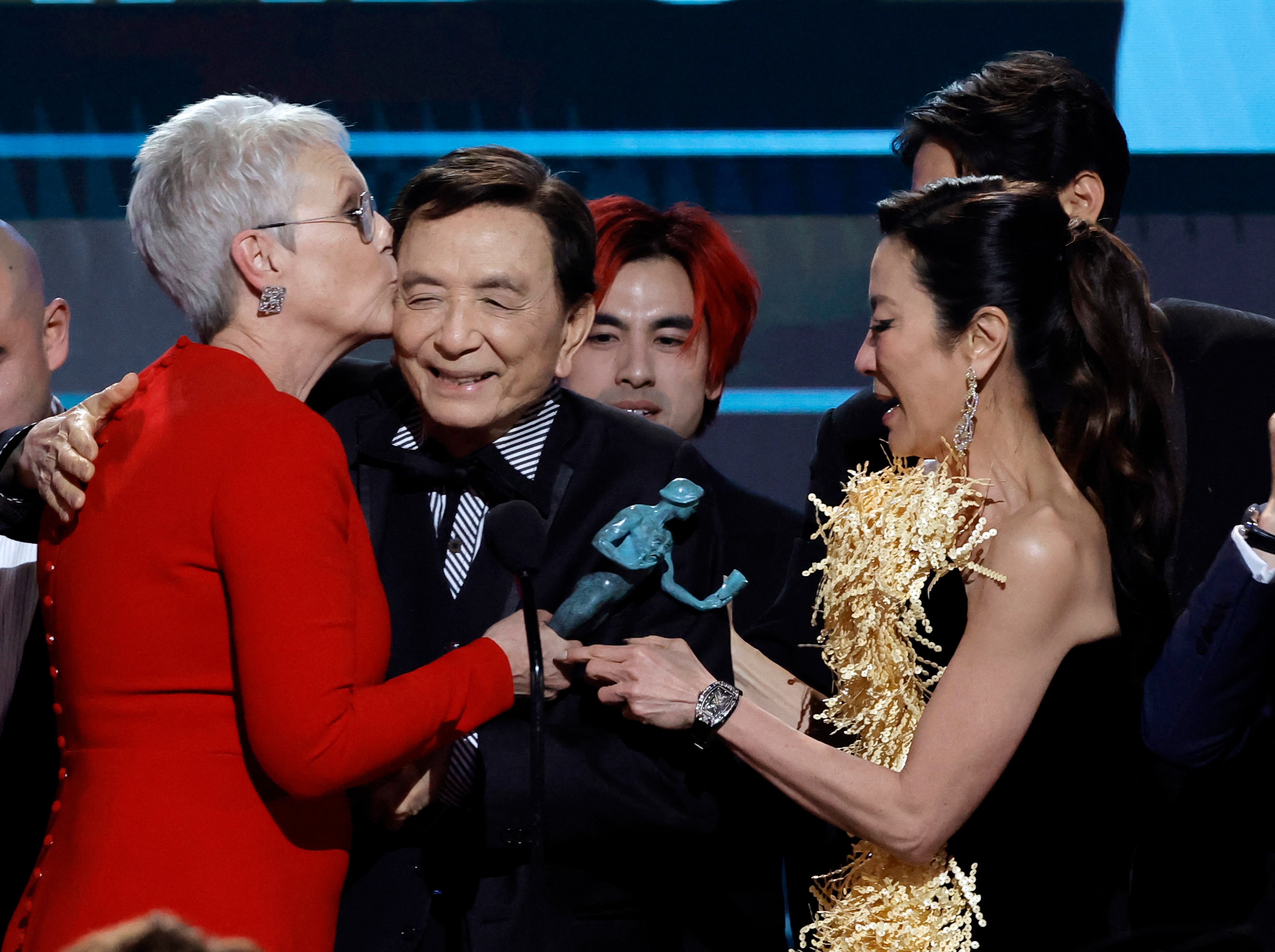 Jamie Lee Curtis, James Hong, Andy Le, y Michelle Yeoh; elenco de “Everything Everywhere All at Once"