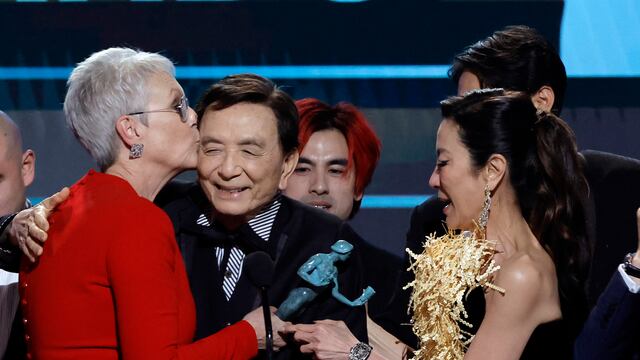 Jamie Lee Curtis, James Hong, Andy Le, y Michelle Yeoh; elenco de “Everything Everywhere All at Once"