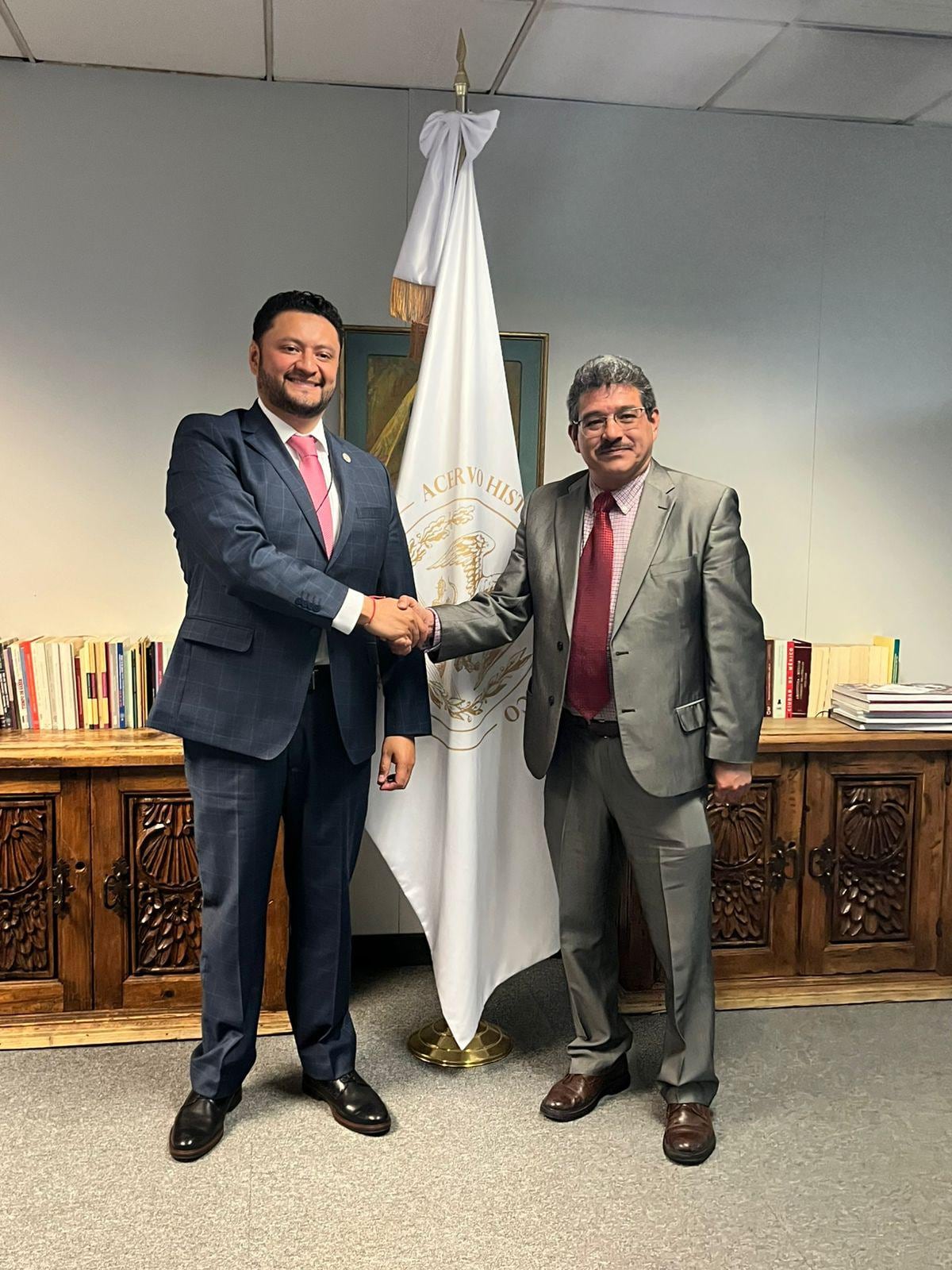 Dr. Salvador Percastre-Mendizábal del Instituto Latinoamericano de la Comunicación Educativa (ILCE) y Lic. Gregorio Joaquín Lozano Trejo del Acervo Histórico Diplomático de la Secretaría de Relaciones Exteriores (SRE)
