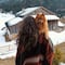 Niña desaparecida en tormenta de nieve sobrevive abrazada de un perro