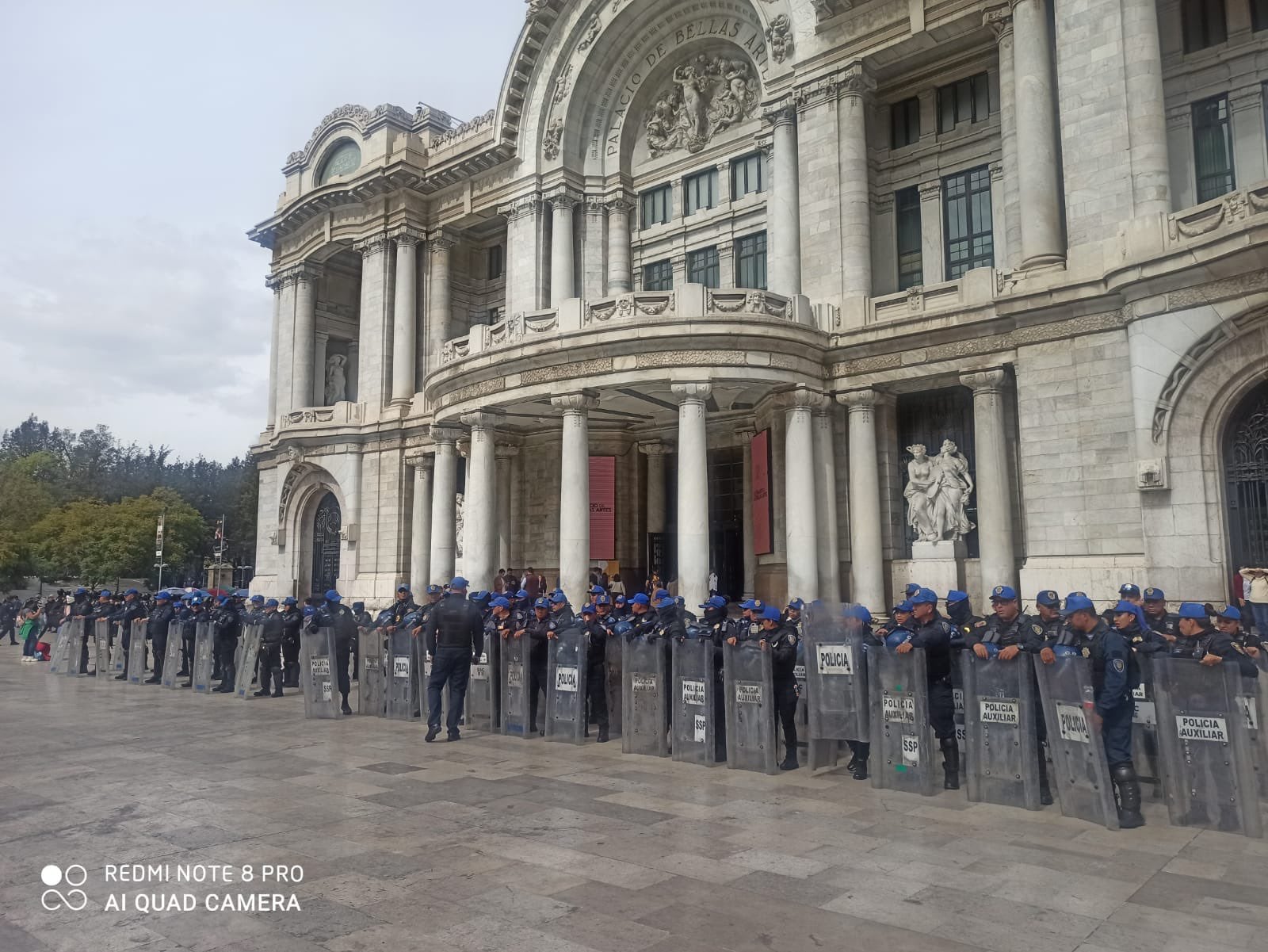 Retiran a comerciantes ambulantes del Palacio de Bellas Artes