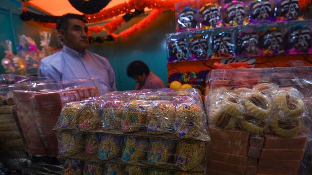 Comienzan a instalarse puestos de dulces típicos del Día de muertos en la Feria del Alfeñique, Toluca
