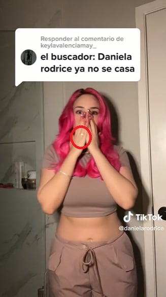 Daniela Rodrice aún trae su anillo de compromiso.