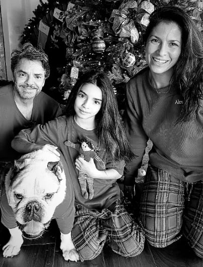 La familia Derbez junto a su perrita Fiona