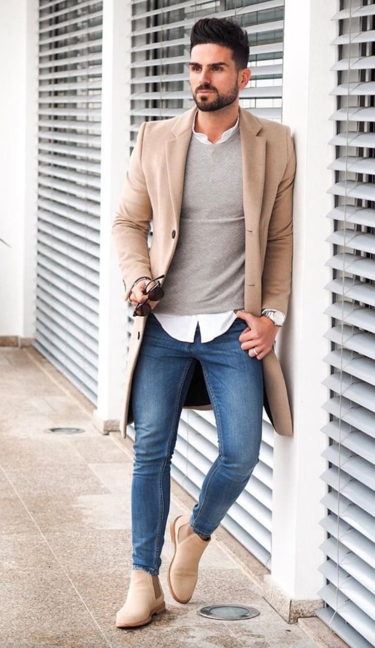Outfit para lluvia de hombre; abrigo beige