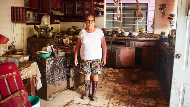 La población inició con los trabajos de limpieza de sus casas tras las inundaciones del pasado viernes en Veracruz se desbordo