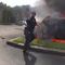 Momentos de terror: Dos policías salvan a un hombre de auto en llamas (VIDEO)