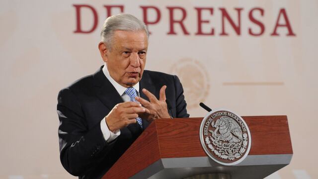 Andrés Manuel López Obrador, presidente de México, responde a la prensa.