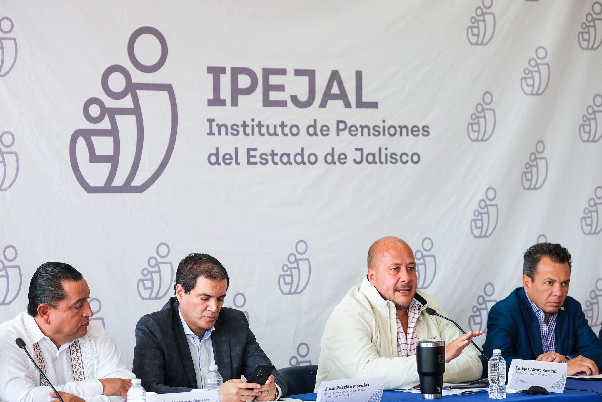 Enrique Alfaro anuncia incremento a la vida financiera del Ipejal