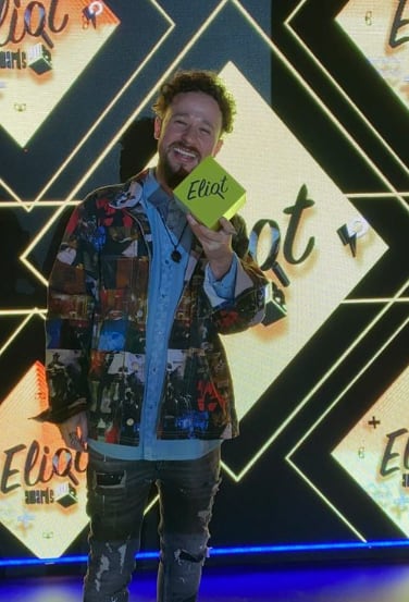 Luisito Comunica lució su premio de los Eliot Awards 2022