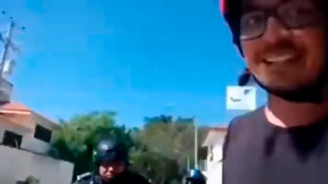 Captura de video de ciclista detenido por policías por ir en exceso de velocidad en Chiapas