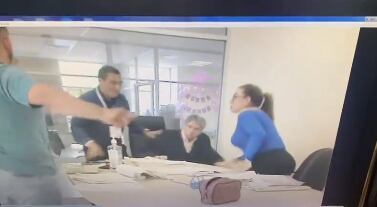 Delincuente amenaza a autoridades para huir