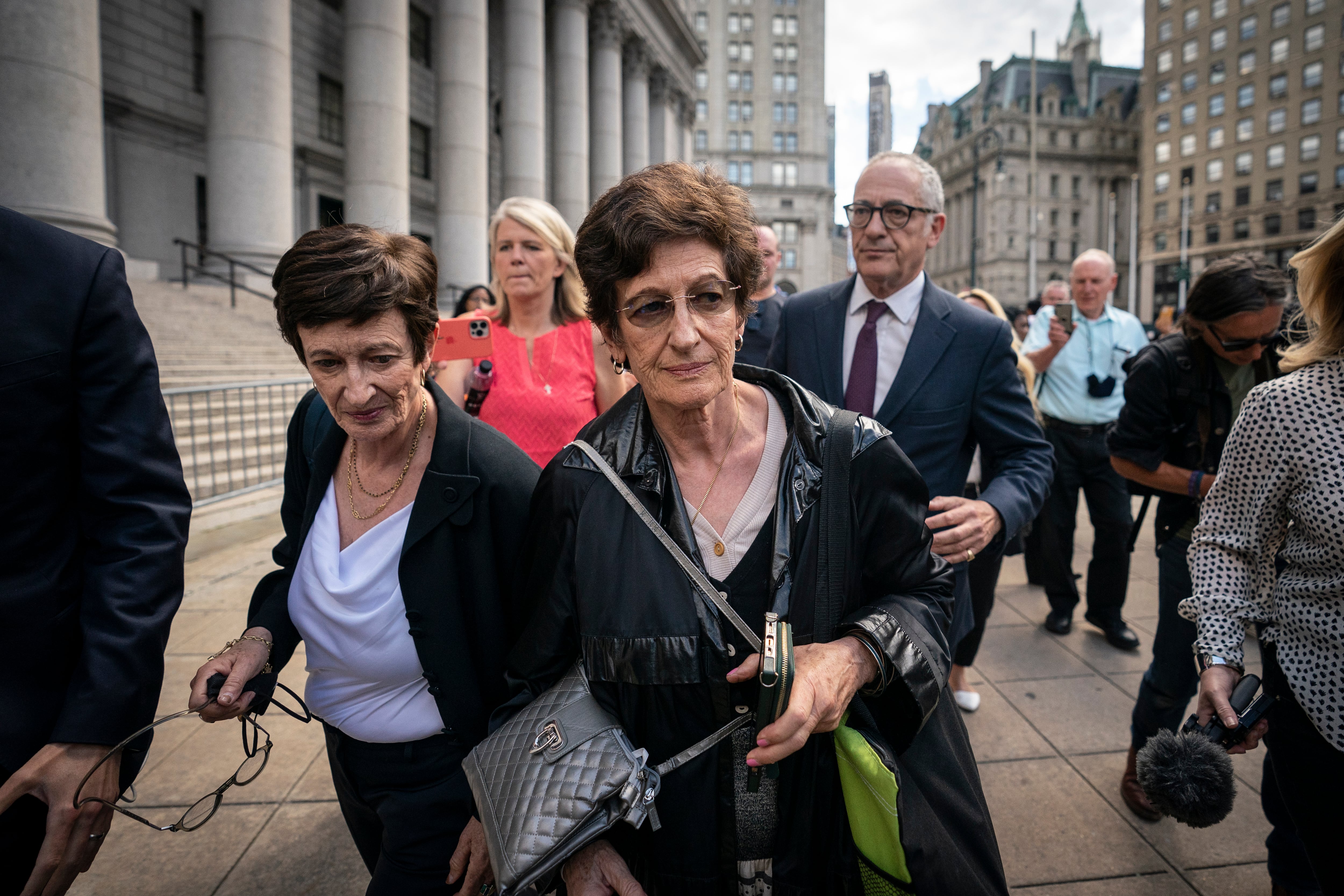 Hermanos de Ghislaine Maxwell, ayudante de Jeffrey Epstein; saliendo de la audiencia