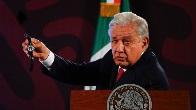Andrés Manuel López Obrador, expresidente de México, durante la conferencia matutina, mostrando su reloj