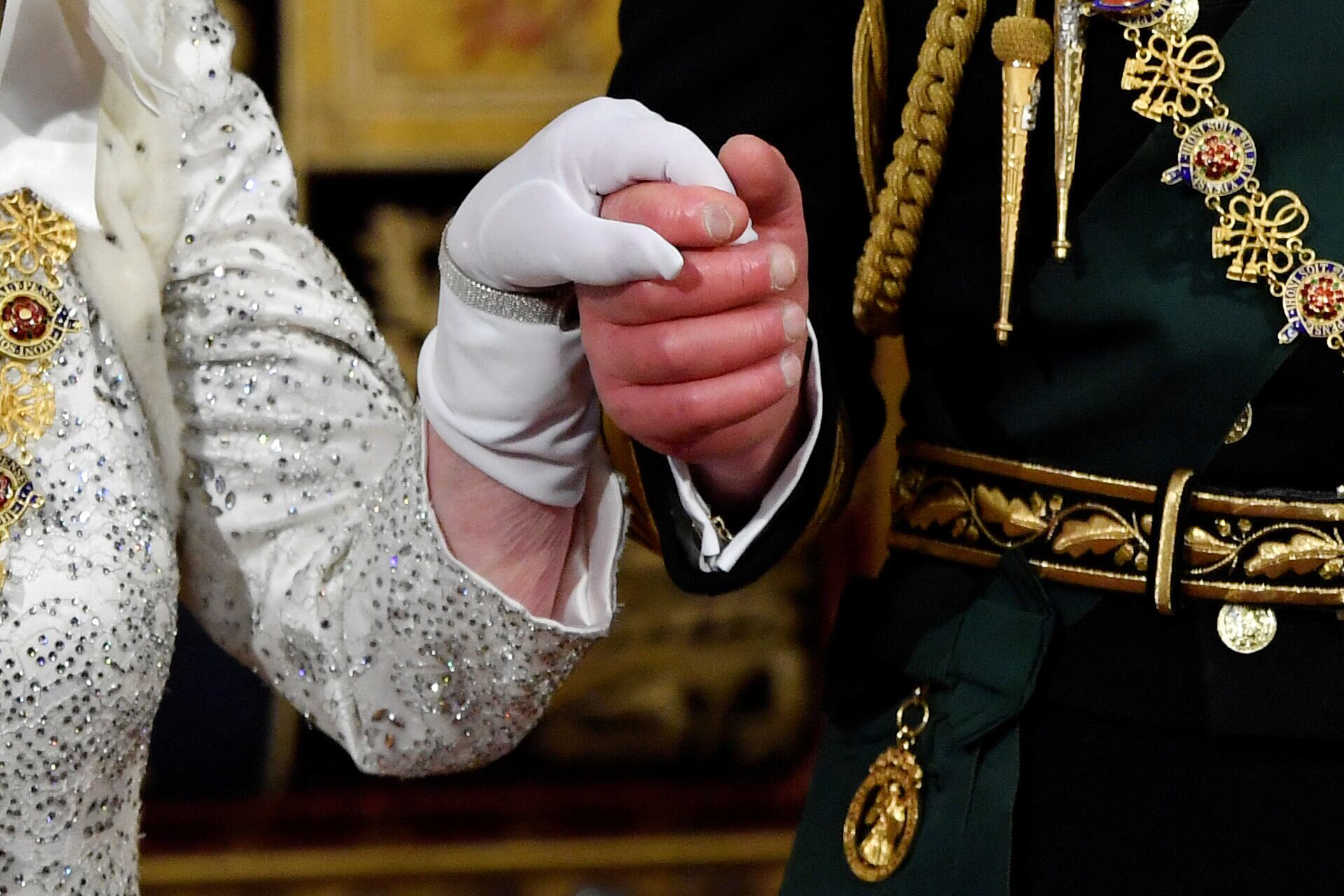 Reina Isabell II de la mano con el rey Carlos III